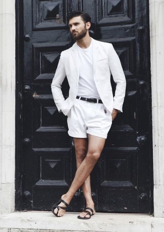 Look alla moda per uomo: Blazer bianco, T-shirt girocollo bianca, Pantaloncini bianchi, Sandali in pelle neri