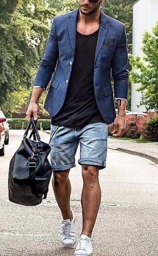 Come indossare e abbinare un blazer per un uomo di 30 anni in modo casual: Combina un blazer con pantaloncini di jeans azzurri se cerchi uno stile ordinato e alla moda. Per un look più rilassato, scegli un paio di sneakers basse di tela bianche.