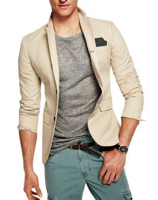Come indossare e abbinare una cintura in pelle marrone scuro in modo casual: Prova ad abbinare un blazer beige con una cintura in pelle marrone scuro per un'atmosfera casual-cool.