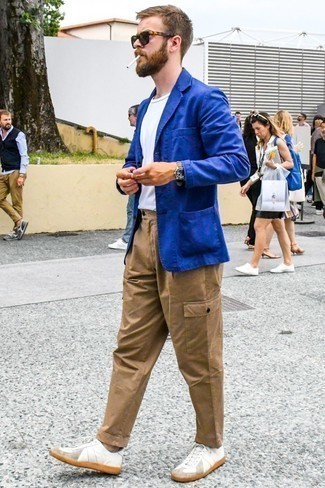 Come indossare e abbinare un blazer blu per un uomo di 30 anni in modo casual: Indossa un blazer blu e pantaloni cargo marrone chiaro per affrontare con facilità la tua giornata. Indossa un paio di sneakers basse in pelle bianche per un tocco più rilassato.