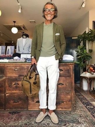 Quale pantaloni cargo indossare con un blazer verde scuro per un uomo di 50 anni: Indossa un blazer verde scuro con pantaloni cargo per un look semplice, da indossare ogni giorno. Scegli uno stile classico per le calzature e scegli un paio di mocassini eleganti in pelle scamosciata beige come calzature.