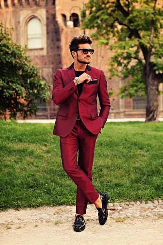 Come indossare e abbinare pantaloni eleganti rossi quando fa caldo: Indossa un blazer bordeaux con pantaloni eleganti rossi come un vero gentiluomo. Mocassini con nappine in pelle neri sono una eccellente scelta per completare il look.