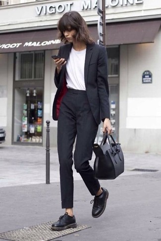 Quale pantaloni eleganti indossare con scarpe oxford nere in modo smart-casual: Vestiti con un blazer nero e pantaloni eleganti per un abbigliamento elegante ma casual. Scarpe oxford nere sono una buona scelta per completare il look.