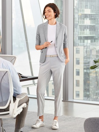 Come indossare e abbinare un blazer con pantaloni eleganti: Opta per un blazer e pantaloni eleganti per creare un look smart casual. Se non vuoi essere troppo formale, scegli un paio di sneakers basse in pelle bianche.