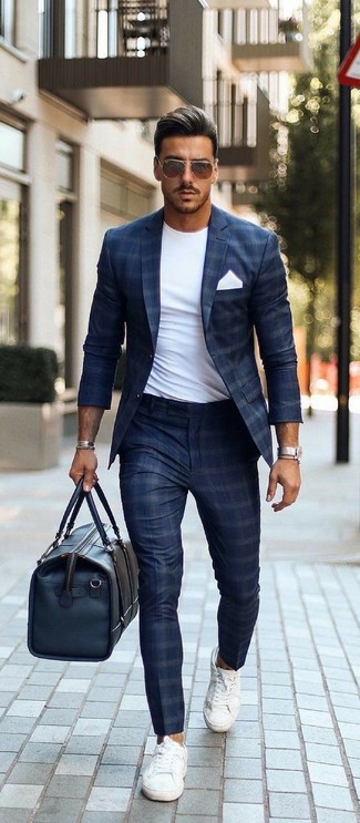 Look alla moda per uomo: Blazer a quadri blu scuro, T-shirt girocollo bianca, Pantaloni eleganti a quadri blu scuro, Sneakers basse di tela bianche