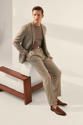 Quale mocassini eleganti indossare con pantaloni eleganti marrone chiaro per un uomo di 30 anni quando fa caldo: Opta per un blazer grigio e pantaloni eleganti marrone chiaro come un vero gentiluomo. Mocassini eleganti sono una eccellente scelta per completare il look.