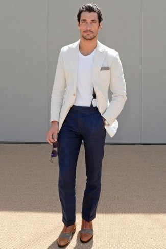Come indossare e abbinare scarpe oxford in modo smart-casual: Scegli un outfit composto da un blazer bianco e pantaloni eleganti blu scuro per un look elegante e alla moda. Perfeziona questo look con un paio di scarpe oxford.