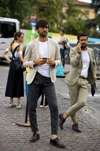 Look alla moda per uomo: Blazer beige, T-shirt girocollo bianca, Pantaloni eleganti grigio scuro, Scarpe derby in pelle bordeaux