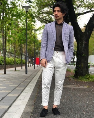 Come indossare e abbinare scarpe oxford quando fa molto caldo: Indossa un blazer di lino azzurro e pantaloni eleganti bianchi per un look elegante e di classe. Scarpe oxford sono una buona scelta per completare il look.