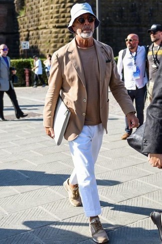 Look alla moda per uomo: Blazer marrone chiaro, T-shirt girocollo marrone chiaro, Pantaloni eleganti bianchi, Scarpe sportive marrone chiaro