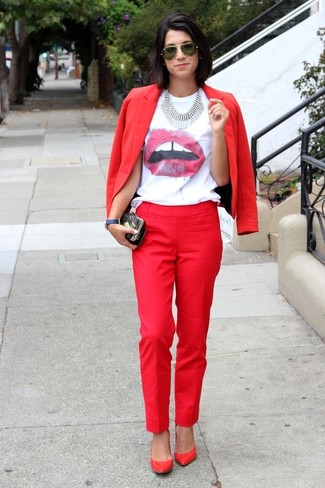 Come indossare e abbinare pantaloni bordeaux: Indossa un blazer rosso e pantaloni bordeaux per creare un look smart casual. Décolleté in pelle rossi sono una validissima scelta per completare il look.