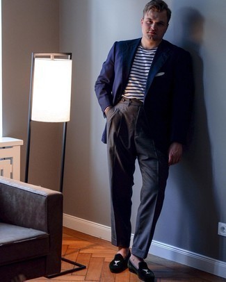 Come indossare e abbinare un blazer blu per un uomo di 30 anni in modo smart-casual: Potresti combinare un blazer blu con pantaloni eleganti grigio scuro per essere sofisticato e di classe. Mocassini eleganti di velluto ricamati neri sono una eccellente scelta per completare il look.