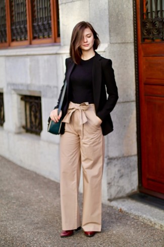 Look alla moda per donna: Blazer nero, T-shirt girocollo nera, Pantaloni larghi marrone chiaro, Décolleté in pelle bordeaux