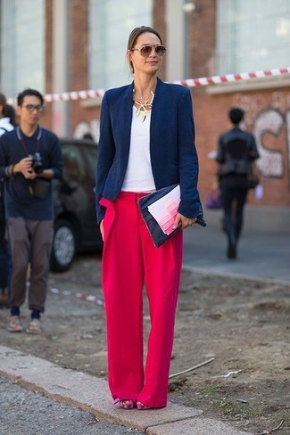 Come indossare e abbinare sandali rosa: Indossa un blazer blu scuro e pantaloni larghi rossi per un look da sfoggiare sul lavoro. Per distinguerti dagli altri, mettiti un paio di sandali rosa.