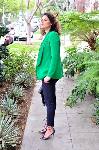 Come indossare e abbinare décolleté in pelle: Combina un blazer verde con pantaloni skinny blu scuro per un outfit comodo ma studiato con cura. Décolleté in pelle sono una validissima scelta per completare il look.