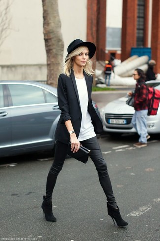 Look alla moda per donna: Blazer nero, T-shirt girocollo bianca, Pantaloni skinny in pelle neri, Stivaletti in pelle scamosciata neri
