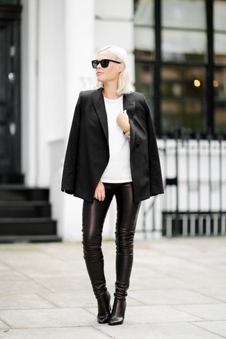 Quale blazer indossare con stivaletti neri: Prova ad abbinare un blazer con pantaloni skinny in pelle neri per essere trendy e seducente. Rifinisci questo look con un paio di stivaletti neri.