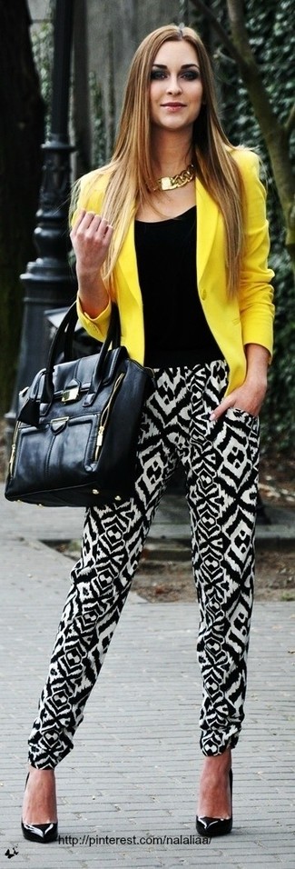 Look alla moda per donna: Blazer giallo, T-shirt girocollo nera, Pantaloni stile pigiama stampati neri e bianchi, Décolleté in pelle neri