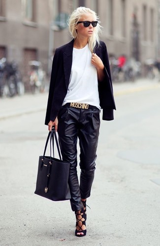 Come indossare e abbinare un blazer nero e bianco: Mostra il tuo stile in un blazer nero e bianco con pantaloni stile pigiama in pelle neri per vestirti casual. Sandali con tacco in pelle scamosciata neri sono una buona scelta per completare il look.