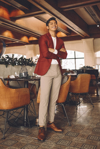 Look alla moda per uomo: Blazer di lana rosso, T-shirt manica lunga bianca, Chino di lana beige, Scarpe derby in pelle marroni