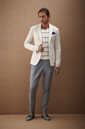 Quale chino indossare con un blazer bianco per un uomo di 20 anni in modo smart-casual: Combina un blazer bianco con chino per un look davvero alla moda. Mettiti un paio di mocassini con nappine di tela grigi per mettere in mostra il tuo gusto per le scarpe di alta moda.