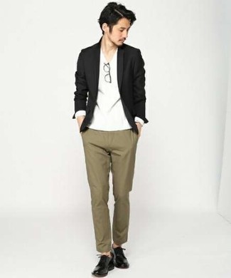 Quale blazer indossare con chino verde scuro: Scegli un outfit composto da un blazer e chino verde scuro se preferisci uno stile ordinato e alla moda. Sfodera il gusto per le calzature di lusso e opta per un paio di scarpe derby in pelle nere.