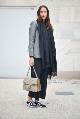 Look alla moda per donna: Blazer grigio, T-shirt manica lunga grigio scuro, Gonna pantalone nera, Sneakers basse nere e bianche