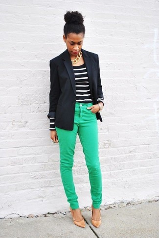 Look alla moda per donna: Blazer nero, T-shirt manica lunga a righe orizzontali nera e bianca, Jeans aderenti verdi, Décolleté in pelle marrone chiaro