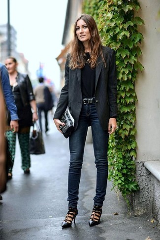 Quale jeans indossare con un blazer nero quando fa caldo: Scegli un outfit composto da un blazer nero e jeans per un look spensierato e alla moda. Perfeziona questo look con un paio di décolleté in pelle tagliati neri.