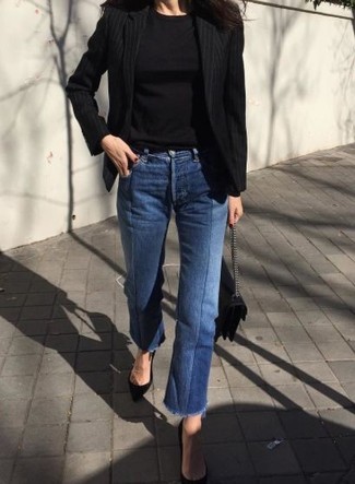 Quale décolleté indossare con un blazer nero in modo smart-casual: Prova a combinare un blazer nero con jeans con frange blu per un look semplice, da indossare ogni giorno. Rifinisci questo look con un paio di décolleté.