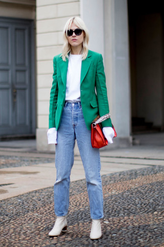 Look alla moda per donna: Blazer verde, T-shirt manica lunga bianca, Jeans azzurri, Stivaletti in pelle bianchi