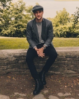 Come indossare e abbinare un blazer grigio con jeans neri: Indossa un blazer grigio e jeans neri, perfetto per il lavoro. Ispirati all'eleganza di Luca Argentero e completa il tuo look con un paio di stivali casual in pelle neri.