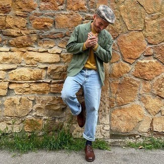 Look alla moda per uomo: Blazer di cotone verde oliva, T-shirt manica lunga senape, Jeans strappati azzurri, Scarpe derby in pelle marrone scuro