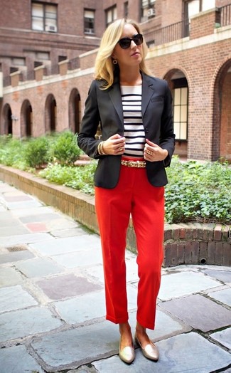 Come indossare e abbinare scarpe basse gialle: Prova a combinare un blazer nero con pantaloni eleganti rossi se preferisci uno stile ordinato e alla moda. Scegli un paio di scarpe basse gialle per avere un aspetto più rilassato.