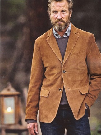 Quale blazer indossare con un maglione girocollo marrone scuro per un uomo di 50 anni in autunno 2024: Un accostamento semplice come un blazer con un maglione girocollo marrone scuro può distinguerti dalla massa. Una buona idea per tuo outfit autunnale!