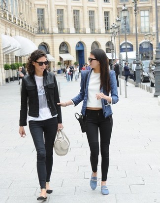 Quale jeans indossare con un top corto bianco: Potresti indossare un top corto bianco e jeans per un outfit che si fa notare. Indossa un paio di mocassini eleganti in pelle scamosciata azzurri per dare un tocco classico al completo.