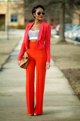 Come indossare e abbinare pantaloni arancioni: Indossa un blazer rosso e pantaloni arancioni per sentirti sicura e alla moda. Perfeziona questo look con un paio di décolleté in pelle marrone chiaro.