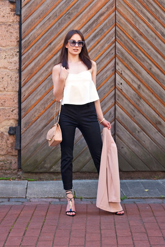 Come indossare e abbinare una borsa a tracolla beige: Potresti combinare un blazer rosa con una borsa a tracolla beige per un'atmosfera casual-cool. Sandali con tacco in pelle neri sono una eccellente scelta per completare il look.