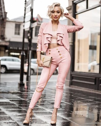 Come indossare e abbinare una t-shirt rosa: Coniuga una t-shirt rosa con pantaloni skinny rosa per creare un look raffinato e glamour. Décolleté in pelle beige sono una interessante scelta per completare il look.