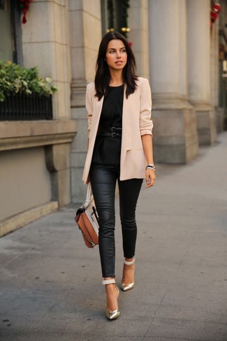 Quale top peplo indossare con décolleté lime per una donna di 30 anni: Prova a combinare un top peplo con jeans aderenti in pelle neri per un outfit che si fa notare. Rifinisci questo look con un paio di décolleté lime.