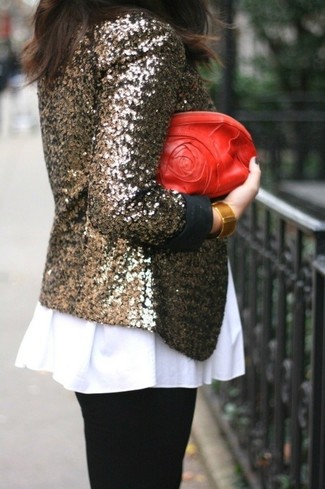 Look alla moda per donna: Blazer con paillettes dorato, Top peplo bianco, Leggings neri, Pochette in pelle rossa