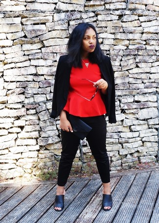 Come indossare e abbinare un top peplo rosso: Vestiti con un top peplo rosso e pantaloni skinny neri per un look raffinato. Prova con un paio di sabot in pelle neri per un tocco virile.