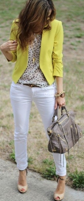 Come indossare e abbinare jeans bianchi con décolleté in pelle beige: Metti un blazer giallo e jeans bianchi per un look raffinato per il tempo libero. Décolleté in pelle beige sono una gradevolissima scelta per completare il look.
