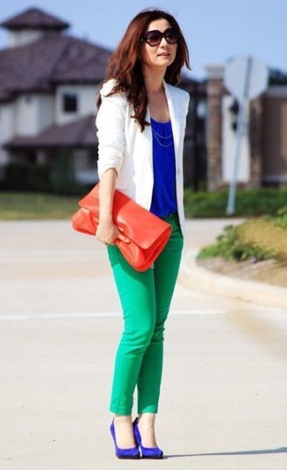 Come indossare e abbinare pantaloni verdi in modo smart-casual: Potresti combinare un blazer bianco con pantaloni verdi per un look semplice, da indossare ogni giorno. Décolleté in pelle scamosciata blu sono una eccellente scelta per completare il look.