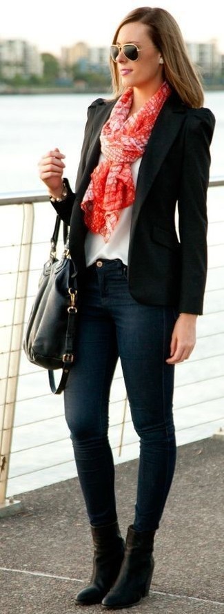 Quale jeans aderenti indossare con un blazer nero in modo smart-casual: Scegli un outfit composto da un blazer nero e jeans aderenti per un look semplice, da indossare ogni giorno. Completa questo look con un paio di stivaletti in pelle neri.