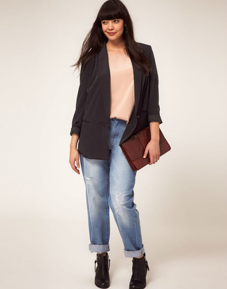 Trend da donna 2024 in modo casual: Prova ad abbinare un blazer di seta nero con jeans boyfriend strappati azzurri per un pigro brunch domenicale. Stivaletti in pelle neri sono una splendida scelta per completare il look.