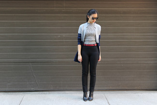 Come indossare e abbinare jeans neri con stivaletti in pelle neri per una donna di 30 anni: Prova a combinare un blazer grigio con jeans neri per vestirti casual. Completa questo look con un paio di stivaletti in pelle neri.