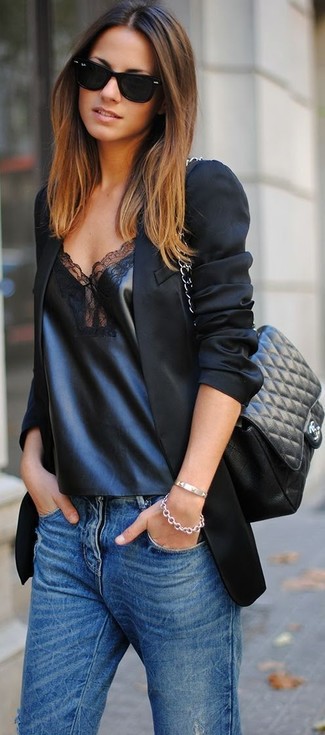 Come indossare e abbinare un blazer nero con jeans blu scuro per una donna di 30 anni: Metti un blazer nero e jeans blu scuro per creare un look raffinato e glamour.