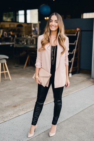 Come indossare e abbinare décolleté beige: Abbina un blazer rosa con leggings in pelle neri per affrontare con facilità la tua giornata. Décolleté beige sono una splendida scelta per completare il look.