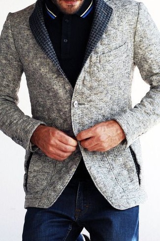 Come indossare e abbinare un blazer grigio con jeans blu: Abbina un blazer grigio con jeans blu per un fantastico look da sfoggiare nel weekend.
